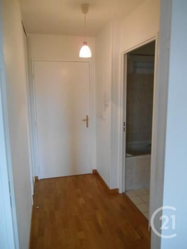 Afficher la photo en grand Studio à louer - 1 pièce - 32.0 m2 - LAMBERSART - 59 - NORD-PAS-DE-CALAIS - Century 21 Rue Nationale